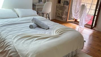 2 bedrooms, iron/ironing board, bed sheets