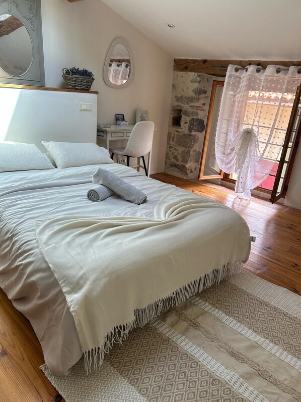 2 slaapkamers, een strijkplank/strijkijzer, beddengoed