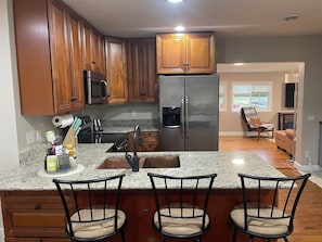 Kjøleskap, mikrobølgeovn, ovn og kokeplater