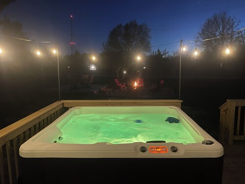 Newly Remodeled 3BR Cottage w/ Hot Tub - Fire Pit - Near Wisconsin Dells