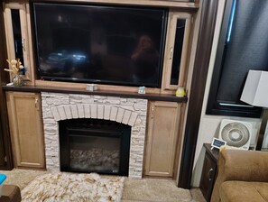 Fernseher, Kamin, DVD-Player, Stereoanlage