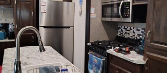 Cozy RV with all comforts of home in Horn town VA