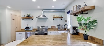 Charming 2-bedroom apartment with WiFi in Tannersville, Minutes from Camelback