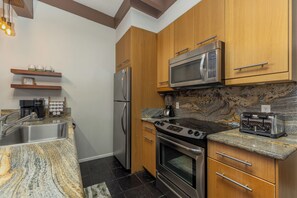 Frigorifero, microonde, forno, piano cottura