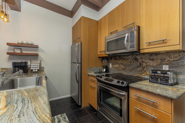 ثلاجة، ميكروويف، فرن، موقد طهي مسطح