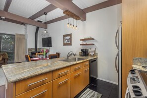 Een koelkast, een microgolfoven, een oven, een kookplaat