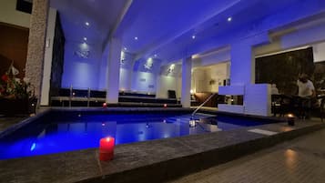 Indendørs pool