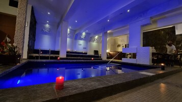 Una piscina cubierta