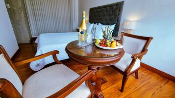 Habitación doble Deluxe, vista al jardín | Área de sala de estar