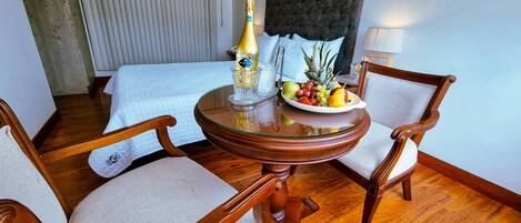 Deluxe Double Room, Garden View | Living area