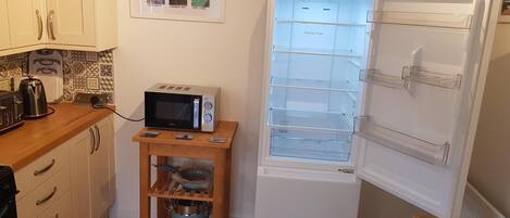 Kylskåp, mikrovågsugn, ugn och spishäll