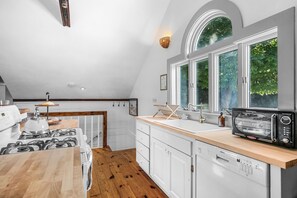 Apartment, Multiple Beds, Non Smoking, Air conditioning (CARRIAGE APARTMENT) | Private kitchen