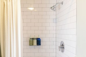 Huone, 1 suuri parisänky, tupakointi kielletty, ilmastointi (MANNING - 2nd Floor) | Kylpyhuone