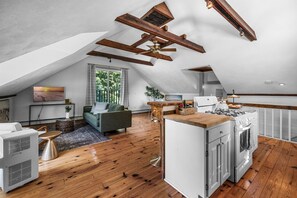 Living area - The Ipswich Inn (Ipswich)