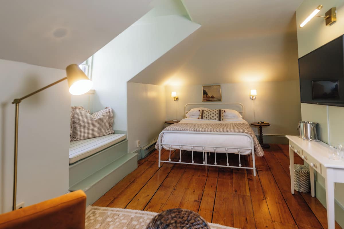 Room, 1 Queen Bed with Sofa bed, Non Smoking, Air conditioning (MORLEY) | 1 bedroom, free WiFi