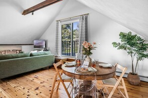 Apartamento, várias camas, para não fumantes, ar-condicionado (STANIFORD QUARTERS- 2nd Floor) | Área de estar