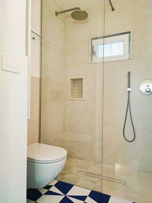 Een douche, gratis toiletartikelen, een haardroger, badjassen