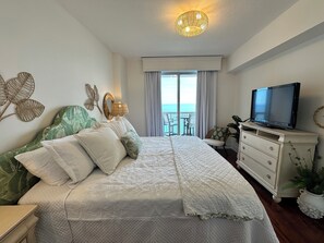 2 bedrooms, iron/ironing board, WiFi, bed sheets - BEACHFRONT!!! Kathy Jo's Bungalow (Panama City)