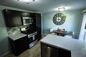 ثلاجة، ميكروويف، فرن، موقد طهي مسطح