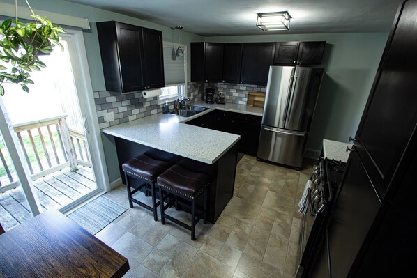 Een koelkast, een microgolfoven, een oven, een kookplaat