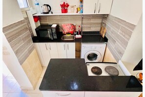 Fridge, microwave, oven, electric kettle - Inviting 1-bed Apartment in Hurgada (Makadi Bay)