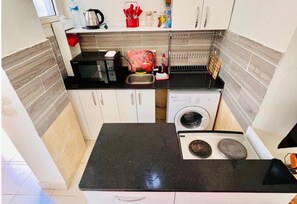 Fridge, microwave, oven, electric kettle - Inviting 1-bed Apartment in Hurgada (Makadi Bay)
