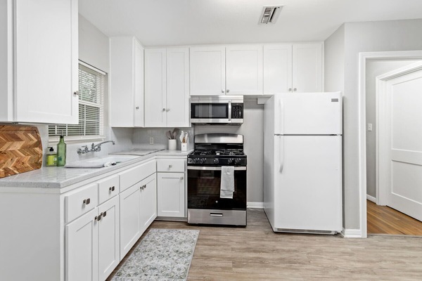 Kylskåp, mikrovågsugn, ugn och spishäll