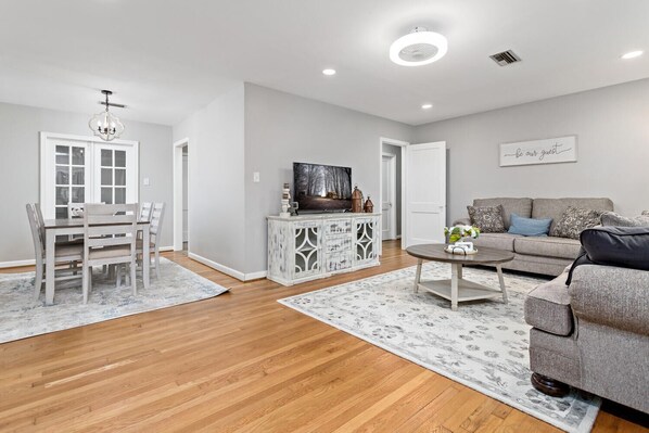 Smart TV - 2-bedroom house in welcoming Beaumont with all the amenities of home! (Beaumont)