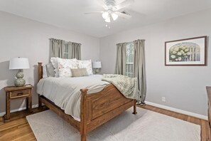 2 bedrooms, desk, free WiFi, bed sheets - 2-bedroom house in welcoming Beaumont with all the amenities of home! (Beaumont)