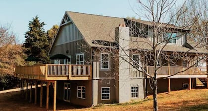 Eagle's Nest at Mimosa Lake Retreat - 24 Acre Lakefront Property