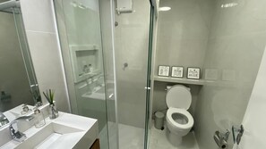 ヘアドライヤー、タオル、石鹸、トイレットペーパー