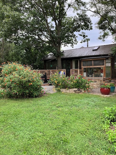 Sunflower/Mushroom Farmhouse just 6 minutes from Lawrence
"Wakarusa Valley Farm"