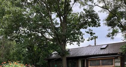 Sunflower/Mushroom Farmhouse just 6 minutes from Lawrence
"Wakarusa Valley Farm"