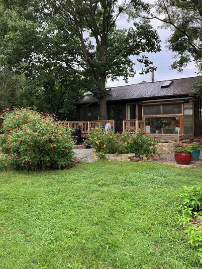 Sunflower/Mushroom Farmhouse just 6 minutes from Lawrence
"Wakarusa Valley Farm"