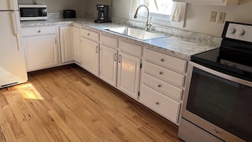 Geladeira, micro-ondas, fogão, cooktop