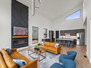 Smart-TV, Kamin, Tischfußball, Tischtennisplatte