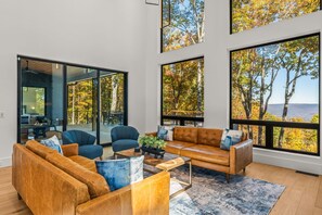 Una Smart TV, una chimenea, un futbolín, una mesa de tenis de mesa