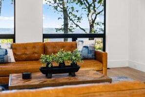 Una Smart TV, una chimenea, un futbolín, una mesa de tenis de mesa