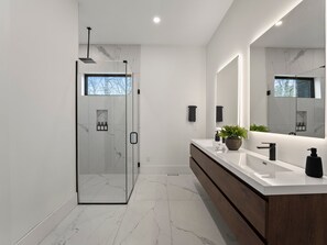 Dusche, Haartrockner, Handtücher, Seife