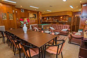 Bar (on property) - Holiday Home 'Arco De Villahoz' with Shared Terrace, Balcony and Wi-Fi (Villahoz)