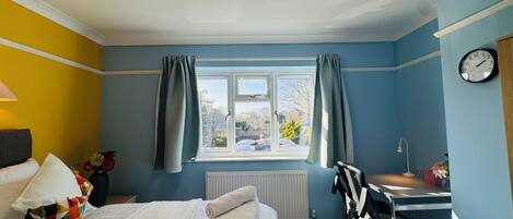 4 bedrooms, iron/ironing board, WiFi, bed sheets