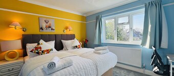 Spacious 4BR house close to Gatwick Airport.