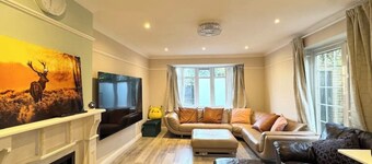 Spacious 4BR house close to Gatwick Airport.