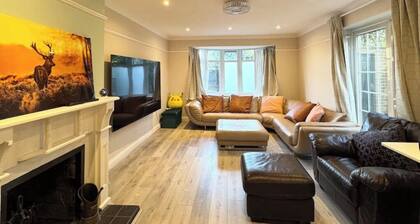 Spacious 4BR house close to Gatwick Airport.
