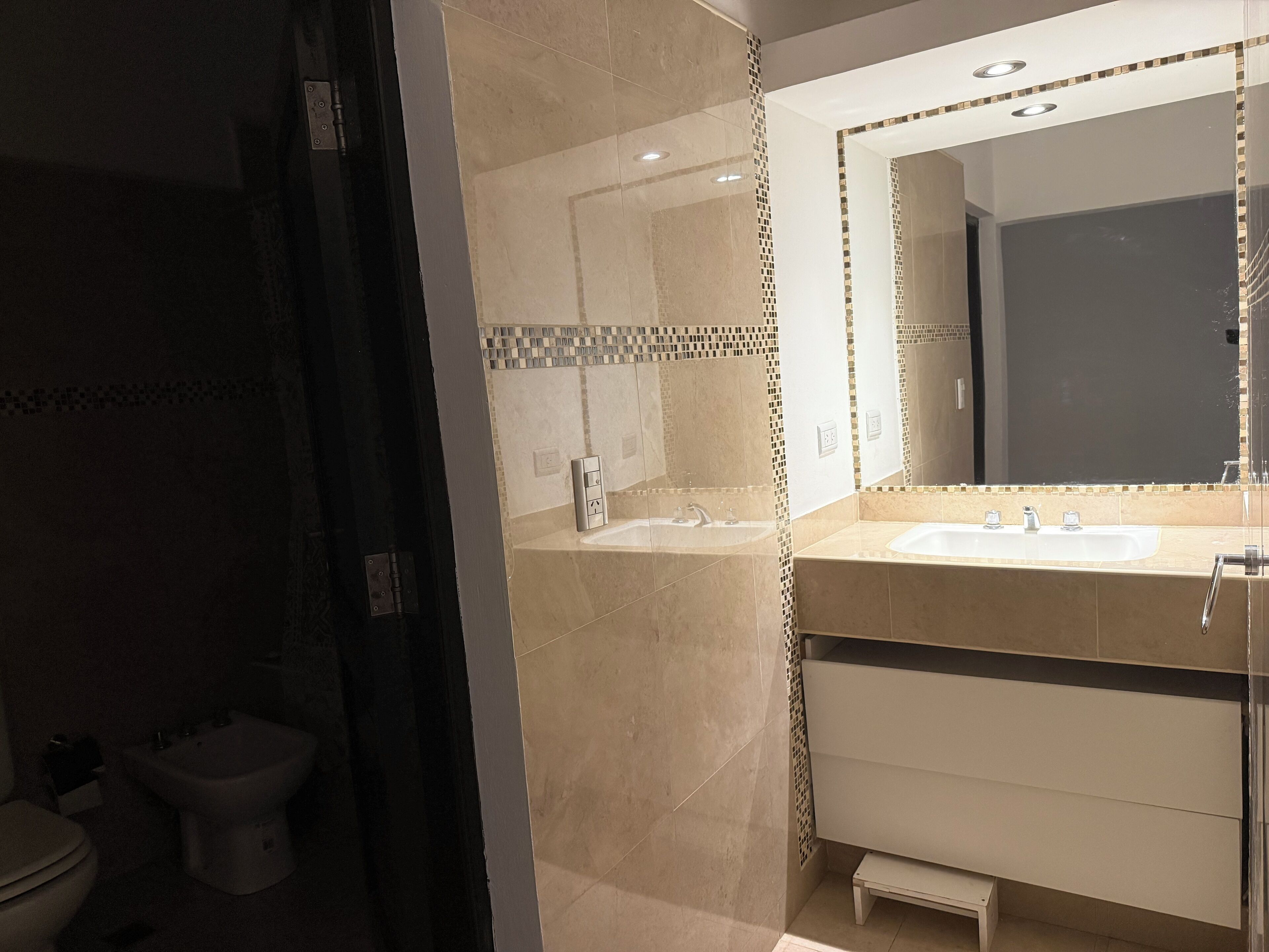 Bidet, serviettes fournies, savon, papier toilette