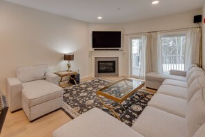 Smart TV, fireplace, stereo