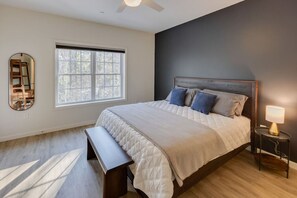 3 makuuhuonetta, työpöytä, ilmainen Wi-Fi, vuodevaatteet