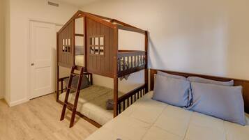 3 bedrooms, desk, free WiFi, bed sheets