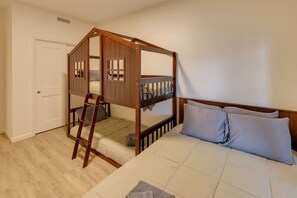 3 bedrooms, desk, free WiFi, bed sheets