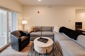 Smart TV, fireplace - Forest Ridge Condo w/Amenities (Lincoln)